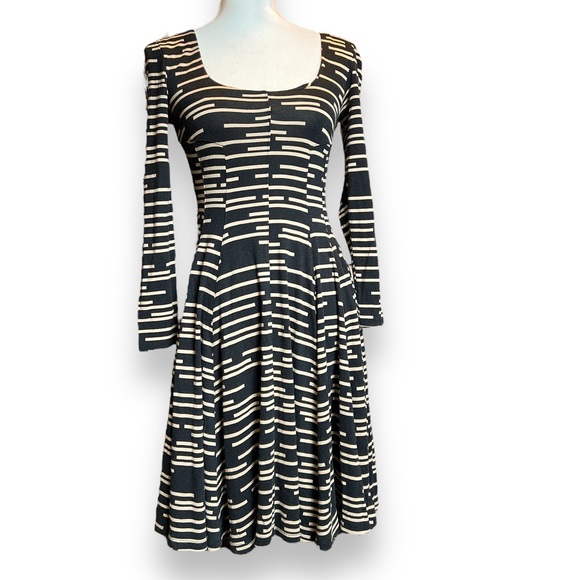 Anthropologie Dresses & Skirts - Anthropologie HD in Paris. EUC. Black and tan patterned dress. Size XSMALL